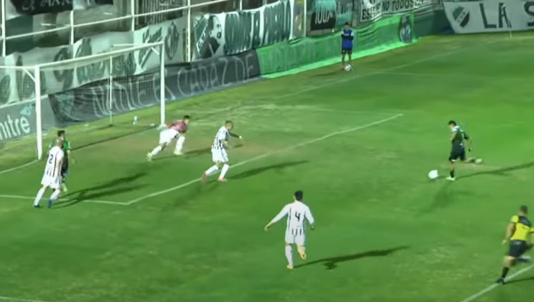 Cipolletti está perdiendo 1 a 0 con Villa Mitre por este gol de Peralta. 