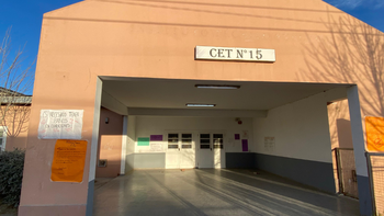 El CET 15 de Cipolletti suspendió las clases para fumigar el establecimiento por presencia de cucarachas.