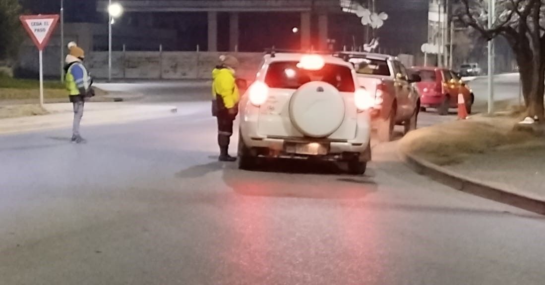 Lo atraparon manejando borracho y con su familia: le tuvieron que pedir un taxi