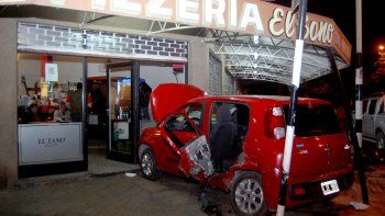 El Fiat Uno terminó incrustado en la reconocida pizzería cipoleña El Tano.