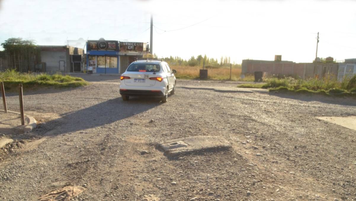 El asfalto brilla por su ausencia en un tramo de calle Lamarque. Foto: Antonio Spagnuolo.