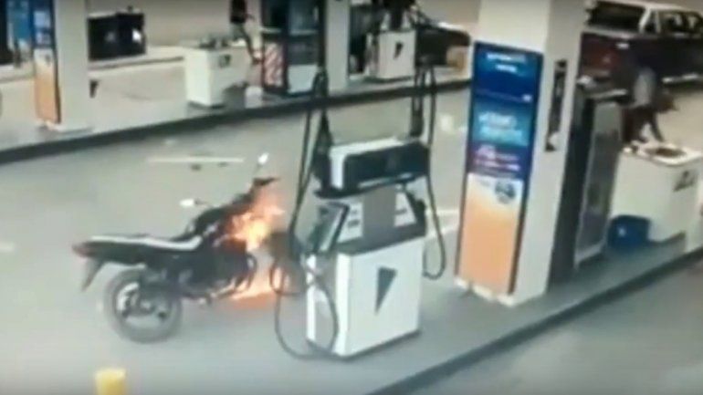 Se le prendió fuego la moto cuando cargaba nafta y casi provoca una tragedia
