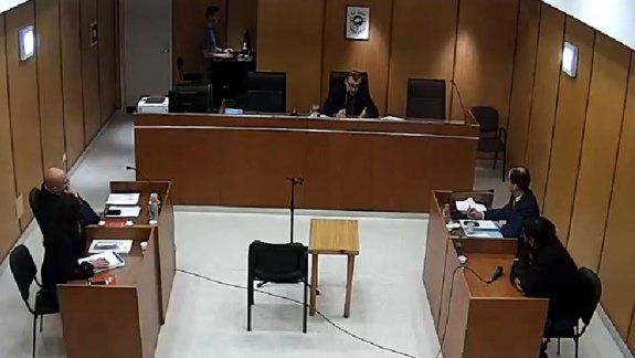 Daniel Tobares (sentado en el estrado) enfrenta la causa penal por abuso. Es el segundo caso en que se ve envuelto por el mismo delito.&nbsp;