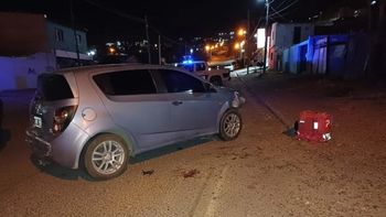 El Chevrolet que atropelló y arrastró dos cuadras a un repartidor en Comodoro Rivadavia.