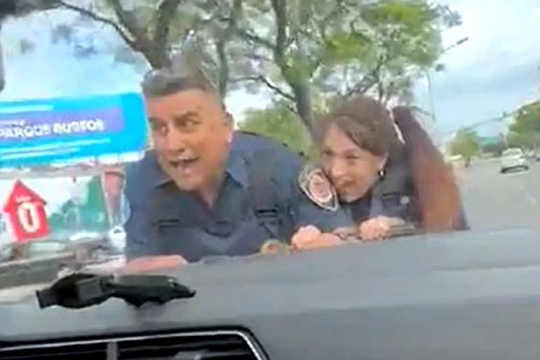 Video: lo detuvieron en un control y se llevó puestos a dos policías en el capot del auto