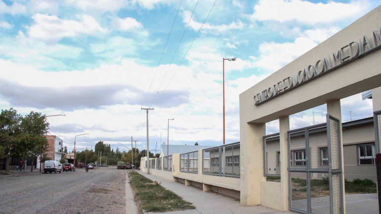 María Fernanda, docente del CEM 152, nunca pudo llegar al establecimiento porque fue interceptada por los delincuentes en Los Menucos y Perón. María Fernanda, docente del CEM 152, nunca pudo llegar al establecimiento porque fue interceptada por los delincuentes en Los Menucos y Perón.