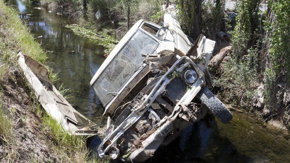 Perdió el control  de su camioneta y terminó dentro del desagüe