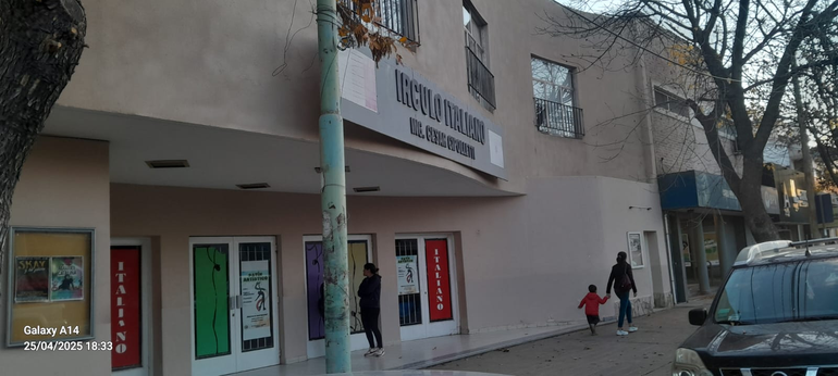 Sorprendió que en el día que se conmemora la Liberación de Italia, en el frente del Círculo no hubiera banderas ni nada alusivo a la fecha.