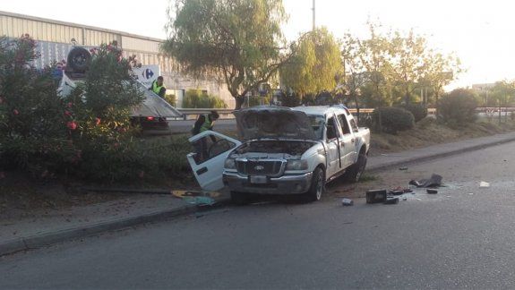 Ruta 22: mordió la banquina y terminó con la camioneta destruida