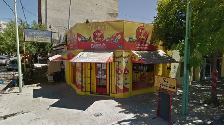 Dos menores rompieron una vidriera para robar golosinas
