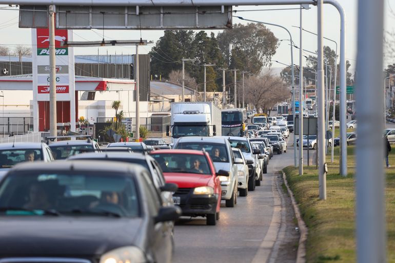 La circulación en los dos puentes es muy lenta. Fotos archivo.