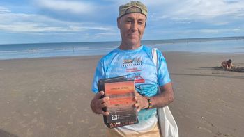 El director de cine que vende sus películas en la playa de Las Grutas.