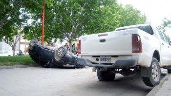 El Citroën C4 quedó tumbado sobre la calle Alem. Metros antes de chocar, el conductor pasó de largo un badén.