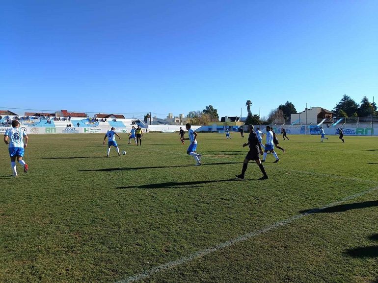 En el debut de Gabriel Nasta como DT, Cipolletti mejoró en el segundo tiempo y empató