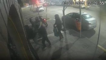 Cuatro motochorros entraron al comercio por un botín millonario en camperas de abrigo y accesorios. 