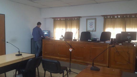 Instalaron cámaras, micrófonos y parlantes en las salas de audiencias.