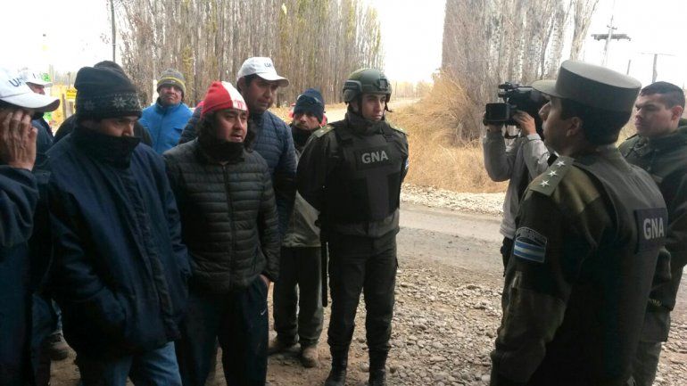 Peones rurales cortan la Ruta 22 para reclamar el pago de zona desfavorable