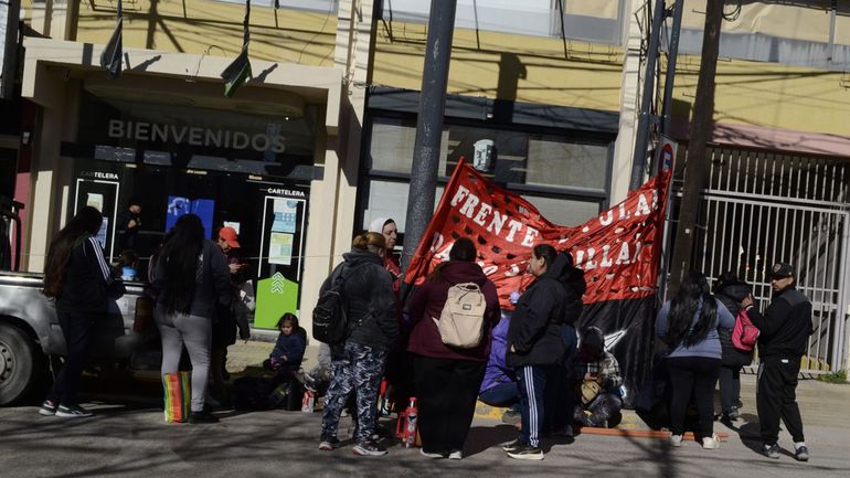 El movimiento social se despleg&oacute; durante la ma&ntilde;ana en el ingreso a la Municipalidad de Cipolletti.