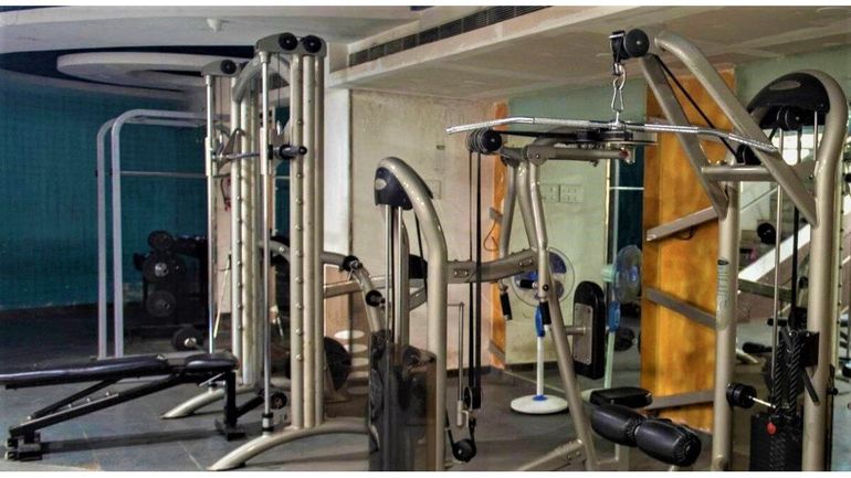 El hombre se enojó con el instructor de gimnasia de su esposa y lo fue a increpar. Ahora no se puede acercar al docente.&nbsp;