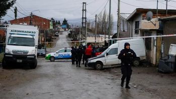 Personal de Gendarmería había sido convocado para realizar las pericias en el domicilio donde murió la mujer y detuvieron al policía. 