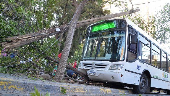 Así fue el dramático accidente del colectivo que terminó en la plaza 