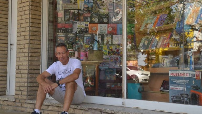 Salvador Caballero, alias Naza, en la puerta de su kiosco.