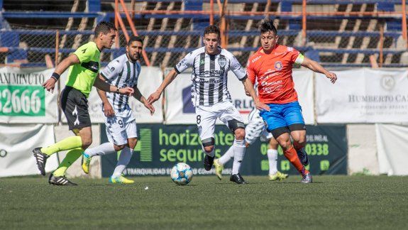Herrera y Comachi, dos de los nombres albinegros que completaron los 90 minutos del clásico, en el que Fernández fue el capitán del Deportivo Roca.