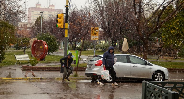 Llegó la nieve a Cipolletti y ¡estalló la alegría!