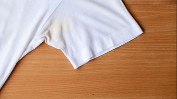 no es el bicarbonato: esta es la mejor forma de quitar las manchas amarillas de la ropa blanca