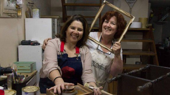 Dos amigas que recuperan la memoria de los muebles