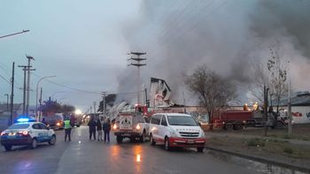 Intenso trabajo de Bomberos para controlar el incendio en el depósito de La Anónima. Intenso trabajo de Bomberos para controlar el incendio en el depósito de La Anónima.