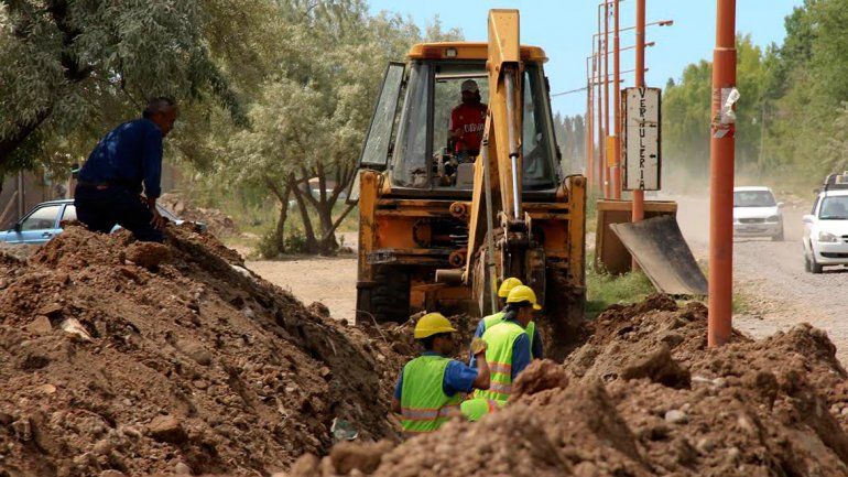 Los trabajadores se apuran en sus tareas. El zanjeo alcanza una gran profundidad para evacuar mucha agua.