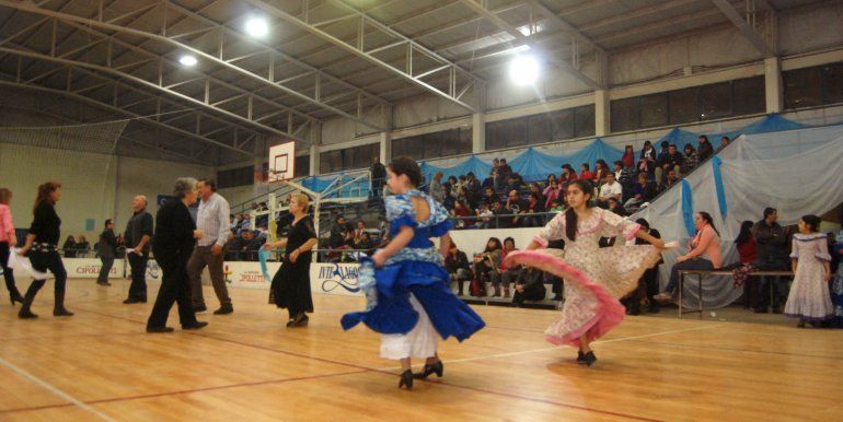 Vigilia por el Bicentenario a puro folklore