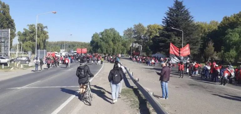 Organizaciones liberaron los puentes y se normaliza el tránsito en Ruta 22