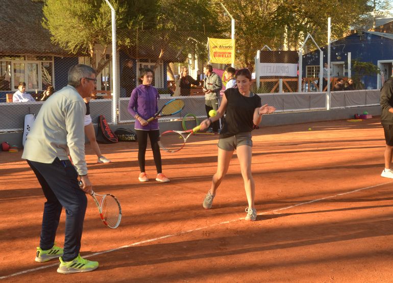 Cacho Coria brinda una clínica de tenis en el Club Cipolletti