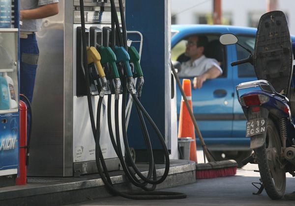 Planificación acompañará la medida que retrotrae el precio de los combustibles