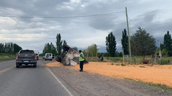 Se le desprendió el acoplado y la banquina quedó cubierta de maíz