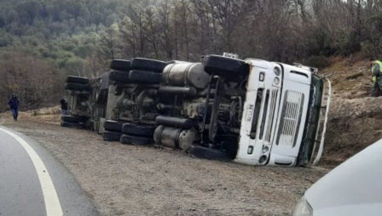 Un camión chileno volcó cerca del paso Cardenal Samoré