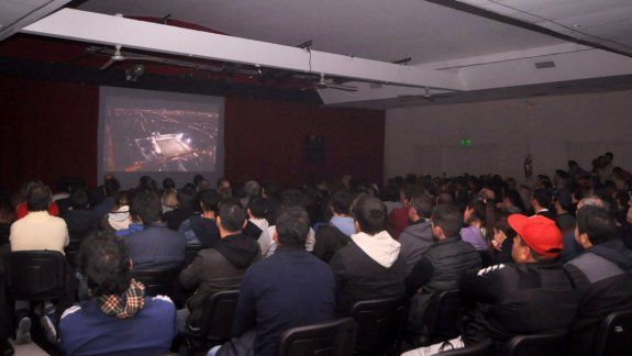 El estreno de la peli albinegra 90 copó el Centro Cultural Municipal 