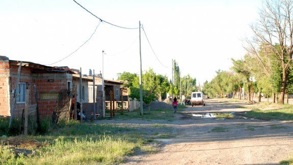 La comunidad de Nuevo Ferri abarca 345 familias. Las primeras se asentaron en 2003. Aparte, hay una creciente toma en las vías en el vecino Ferri viejo.