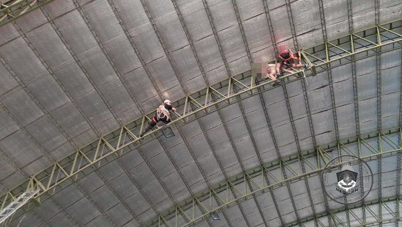 Trepó el techo de un gimnasio y lo tuvieron que rescatar los bomberos