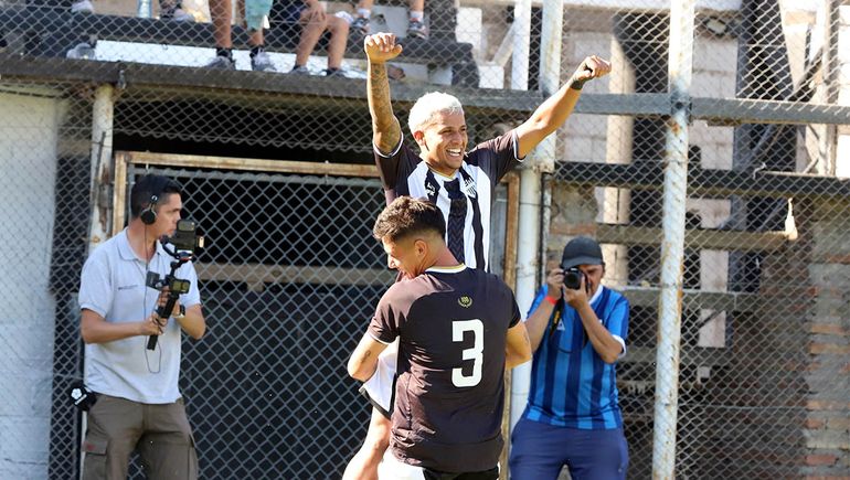 Martín Peralta anotó el segundo tanto en la goleada del Albinegro el último domingo.