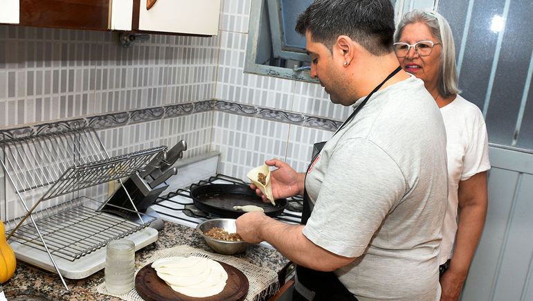 Norma junto a su hijo que le da una gran mano.