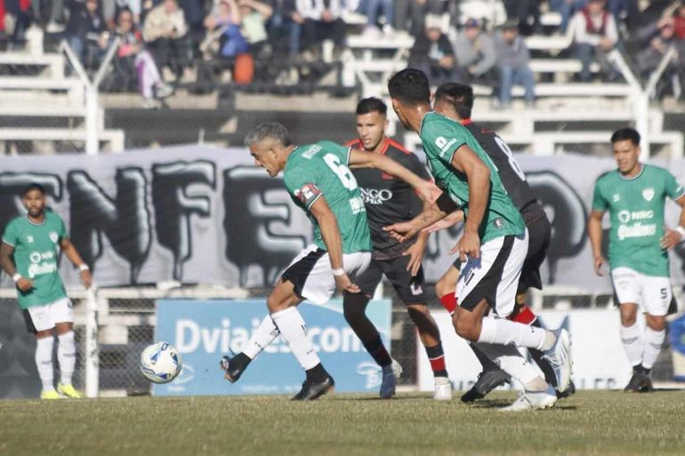 Cipolletti estrenó el modelo de camiseta verde. Manolo Berra en el partido de esta tarde frente a Sansienana. Fotos: Anahí Cárdena