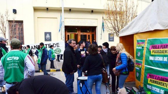 ATE inició vigilia y acampe frente a la Legislatura de Río Negro