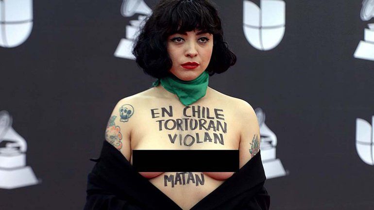 Mon Laferte entró en tetas a los Grammy para denunciar la represión en Chile