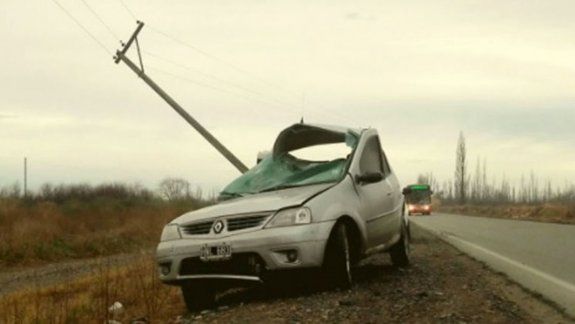 El Renault Logan terminó con importantes daños.