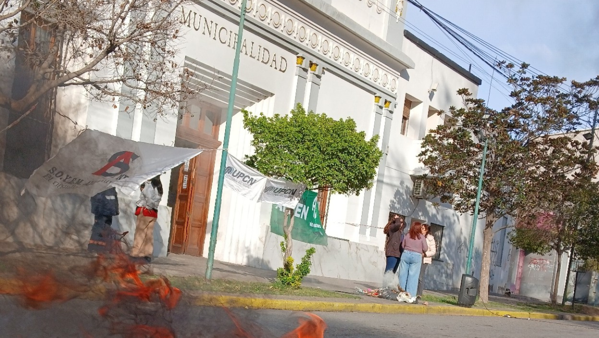 En Allen continúa la protesta de trabajadores municipales. ATE denunció al intendente.