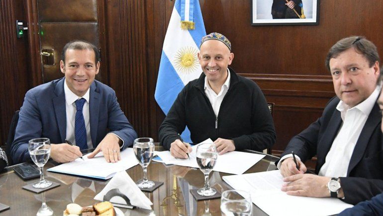 Se viene el basurero regional: Weretilneck y Gutiérrez  firmaron el acuerdo con Nación