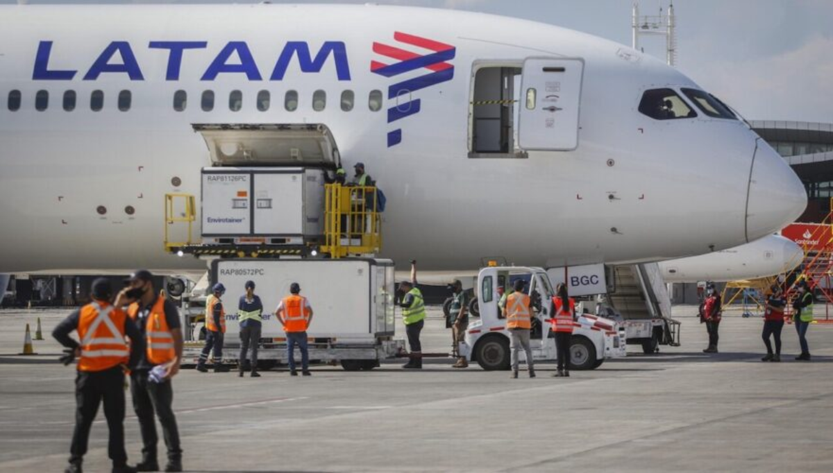 Murió el piloto de un avión en pleno vuelo: el desesperante relato de una pasajera